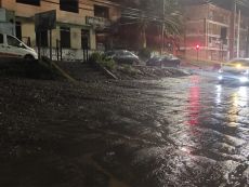 Personal Municipal de Protección Civil y Operaciones trabajan en emergencias producto de la lluvia