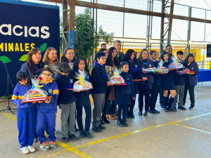 Alumnos de Escuela Poeta Pablo Neruda de San Antonio quedaron contentos con donación de set de útiles escolares