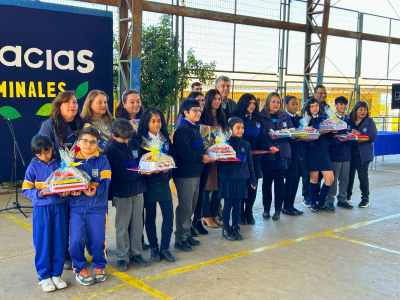 Alumnos de Escuela Poeta Pablo Neruda de San Antonio quedaron contentos con donación de set de útiles escolares