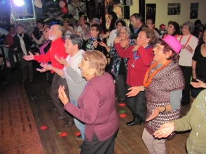 Mega malón “Adiós Agosto” organizado por el Municipio deja felices a los adultos mayores de San Antonio
