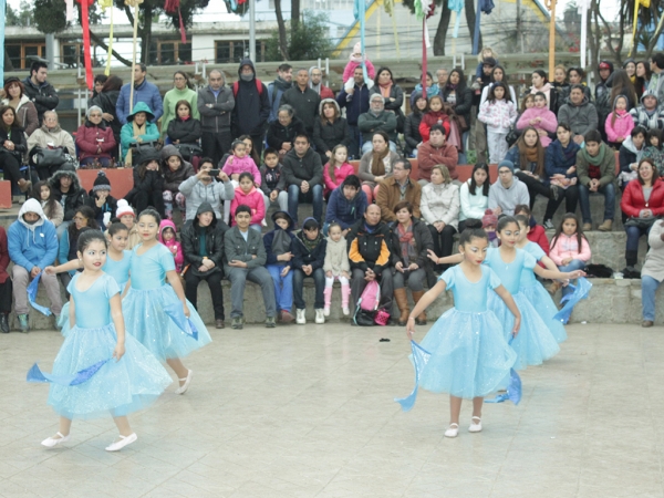 Danza Shut Up and Dance llen&oacute; de ritmo y energ&iacute;a la plaza de Llo Lleo