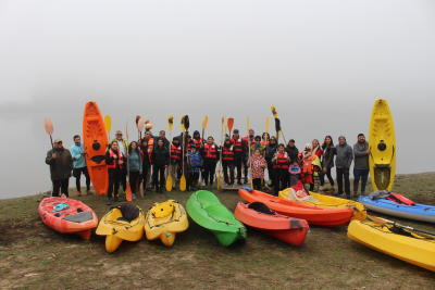 Taller municipal de kayak promueve el deporte y la recuperación del tranque San Juan