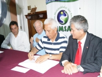 Alcalde Omar Vera suscribe escritura de compra y venta para los terrenos del polideportivo de la comuna