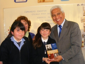 Alcalde Omar Vera entrega 8 nuevas bibliotecas a Escuelas Municipales de la Comuna