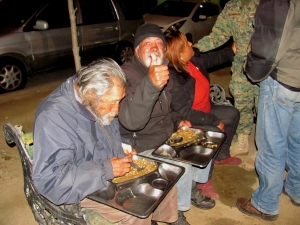 Programa inserto en el Municipio de San Antonio colaboró entregando cenas a personas en situación de calle