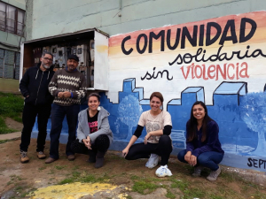 Equipo en terreno pinta mural para cambiar aspecto de población Bruselas