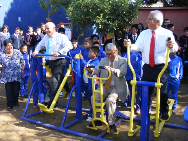 Inauguran modernas m&aacute;quinas de ejercicios en la Escuela Padre Andre Coindre de Bellavista   