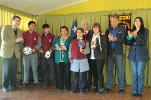 implementos deportivos nuevos a escuela Divino Maestro y Bicentenario