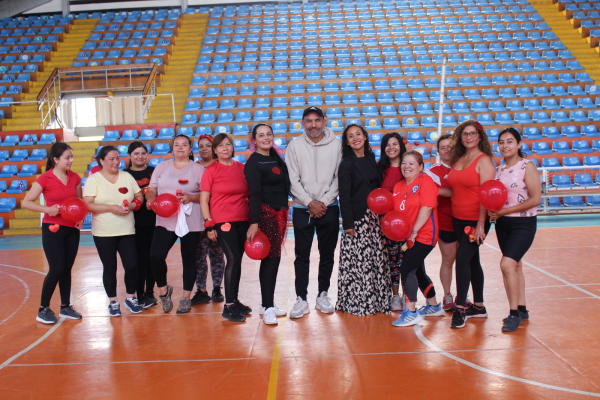 Alcaldesa Constanza Lizana visitó los talleres recreativos en gimnasio José Rojas Zamora