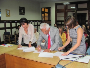 Histórico: Municipalidad y SENAMA firman convenio que levantará una OPD de adultos mayores