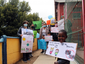Niños y niñas de educación preescolar protestan en contra de los microbasurales