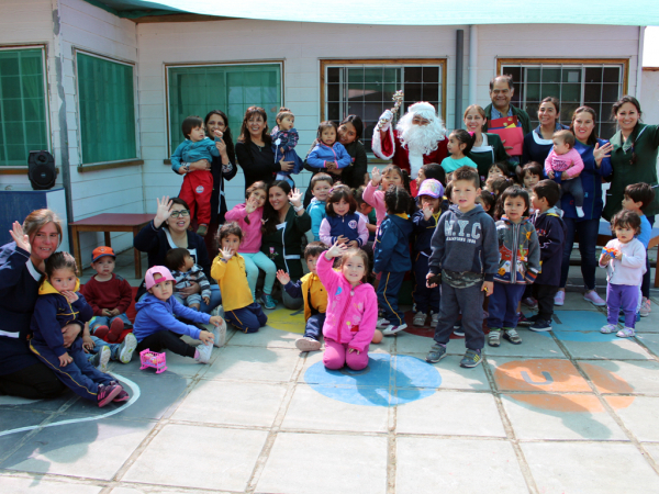 Viejito Pascuero visita a niños y niñas de jardines infantiles