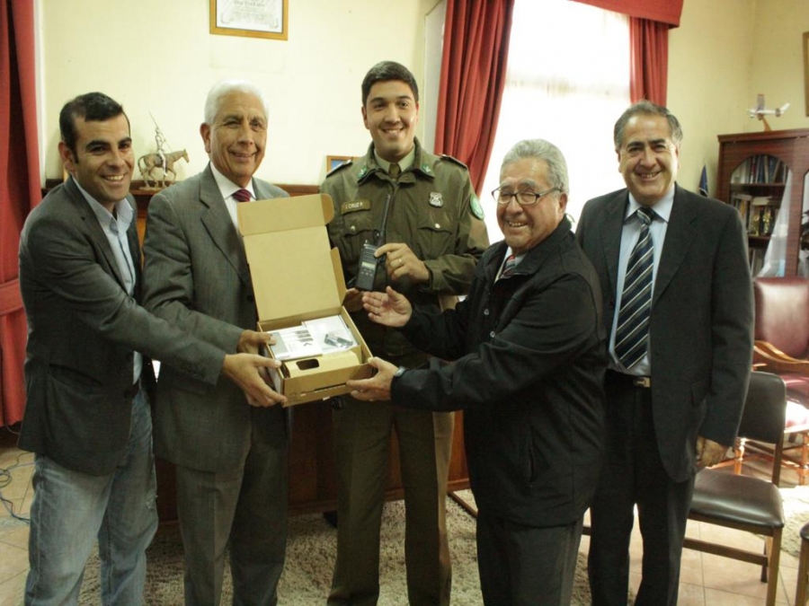 Municipalidad de San Antonio entrega modernos equipos radiales a Carabineros