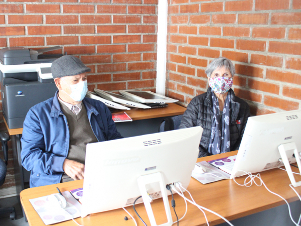 Adultos mayores inician taller de alfabetizaci&oacute;n digital