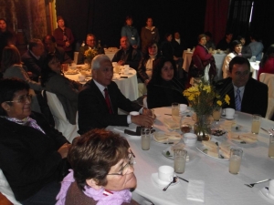 Alcalde Omar Vera desayuna con madres trabajadoras y jefas de hogar