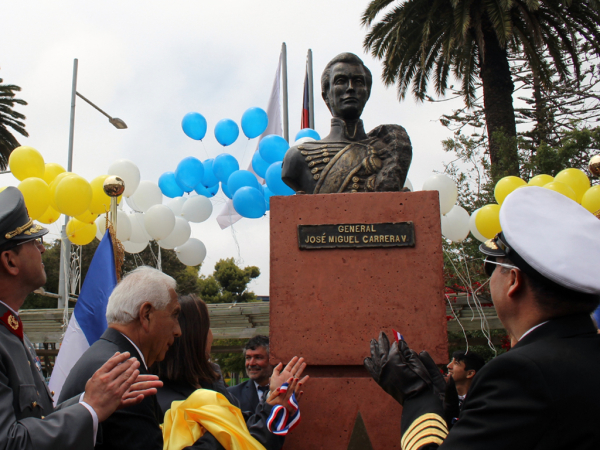 Con una solemne ceremonia inauguran busto de José Miguel Carrera