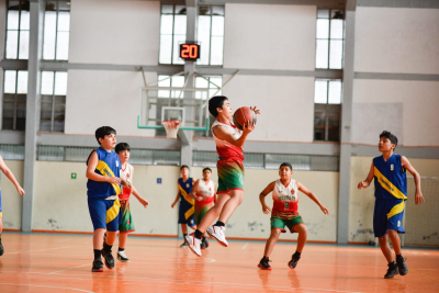 San Antonio Cup 2024 tuvo infartantes partidos de básquetbol y vóleibol en el gimnasio José Rojas Zamora