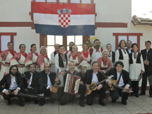 Público disfrutó con las danzas y música croata en la plaza de Llolleo