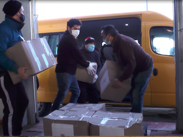 A toda máquina están distribuyéndose las cajas de mercadería a las familias sanantoninas