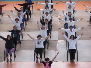 Municipio realiza jornada masiva de yoga para personas mayores