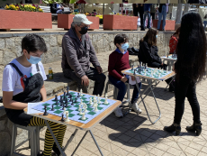 Al aire libre y en la plaza de Llolleo realizan Simultánea de Ajedrez