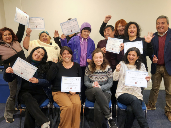 Artesanos de San Antonio reciben certificaci&oacute;n tras completar curso de ingl&eacute;s impulsado por el municipio