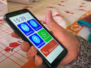 Más de 360 adultos mayores recibieron un Smartphone