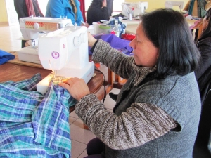 Municipalidad de San Antonio capacita a mujeres en taller de moda
