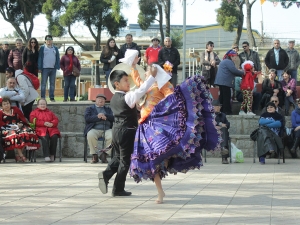 Danzas peruanas se tomaron la plaza de Llo Lleo en “Colores y Sonidos de mi Tierra”