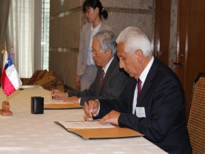 Firma contrato de Donación Embajada Japón y Municipalidad San Antonio.