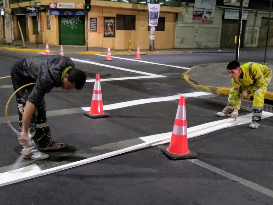 Recursos locales invierte la Muni San Antonio en demarcar calles