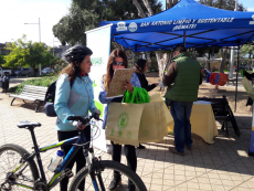 Reparten bolsas reciclables en espacios públicos de la comuna de San Antonio
