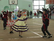 Estudiantes de escuelas y liceos municipalizados se lucieron en Campeonato Comunal de Cueca Escolar