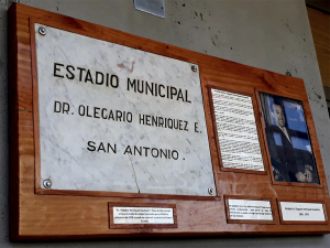 Museo de Ciencias Naturales e Histórico de San Antonio recibe placa del antiguo estadio