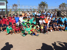 Escuelas de fútbol municipales reciben implementación deportiva