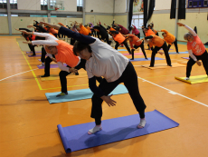 Adultos mayores disfrutaron de una jornada masiva de Yoga Fitness