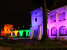 Colores de la diversidad se proyectan en frontis de la municipalidad