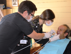 Pacientes postrados reciben atención dental integral en sus domicilios