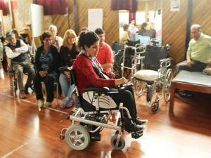 Centro de Rehabilitación San Antonio de Padua entrega ayudas técnicas a dos de sus usuarias.