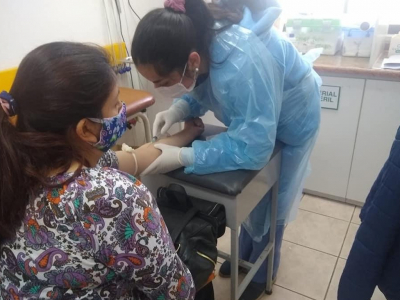 Adultos mayores de 80 a&ntilde;os y personas con problemas de movilidad son vacunados en sus domicilios