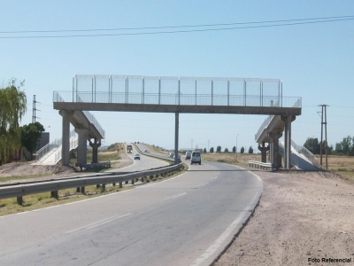Hacen trabajos de mantenci&oacute;n a la  pasarela de agua buena