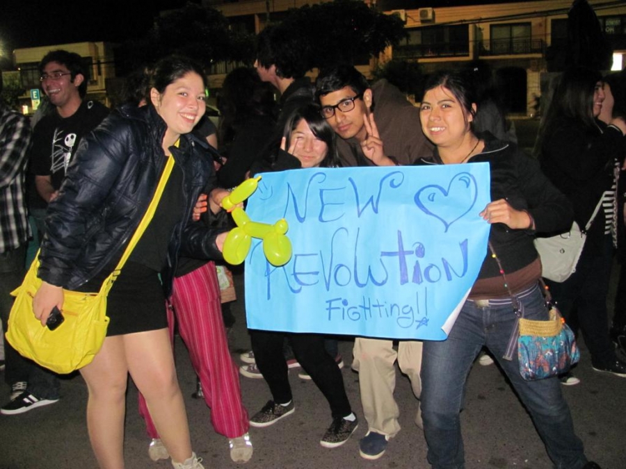 J&oacute;venes de la comuna tuvieron su navidad en el frontis del Municipio