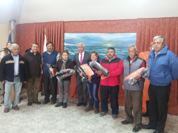 Pescadores de Boca del R&iacute;o Maipo cuentan con nuevo vestuario para sus faenas de pesca