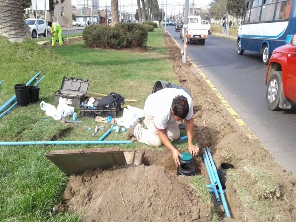 Con sistema semiautom&aacute;tico modernizan riego del  cesped frente a plaza de Barrancas