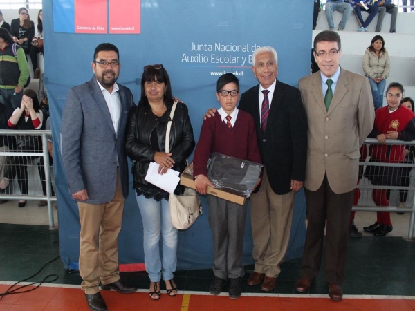 332 estudiantes de Educaci&oacute;n Municipal de San Antonio recibieron computadores de Junaeb