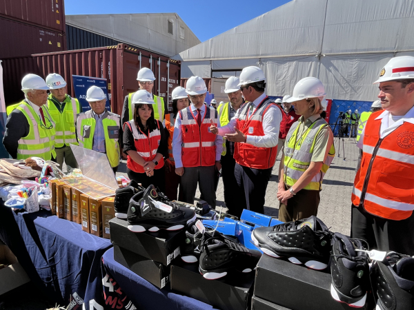 Ministro de Seguridad Pública y directora nacional de Aduanas visitan San Antonio por exitoso decomiso 