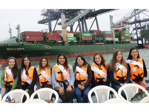 Candidatas a reina del Carnaval de Murgas y Comparsas celebraron con paseo en lancha el D&iacute;a de San Valent&iacute;n