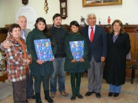 Alcalde Omar Vera reconoce a estudiantes de la Escuela Pedro Viveros Orme&ntilde;o de Tejas Verdes