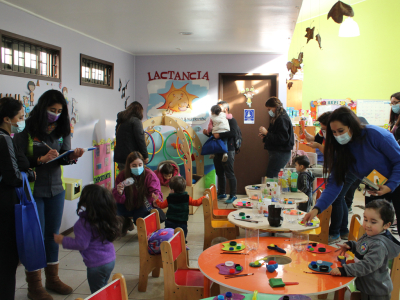 Niños y niñas felices con taller de reciclaje y almácigos en sala HEPI CRIANZA
