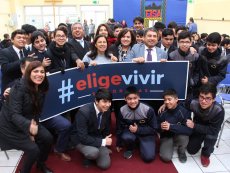 J&oacute;venes conversan sobre c&oacute;mo prevenir consumo de drogas